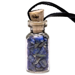 Glasflasche mit Lapislazuli